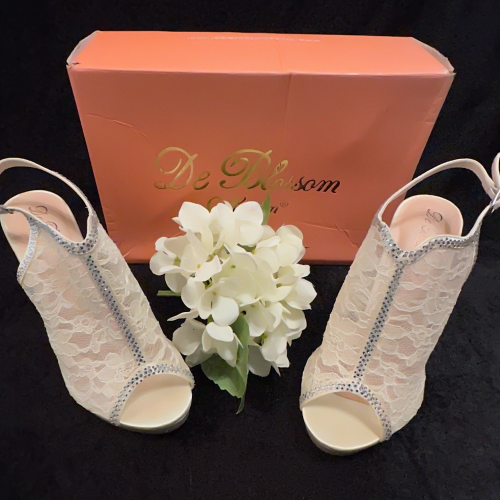 De Blossom Collection White Lace & Rhinestone Wedding Heels Size 7.5